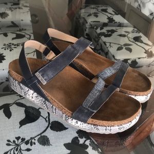 Aetrex Strappy Sandals